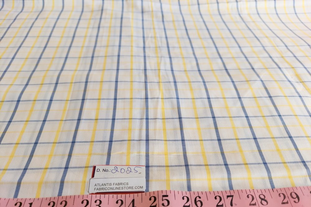 Tattersall Plaid or Tattersall Check Fabric, with vertical stripes that repeat horizontally, forming squares, for children's clothing and menswear.
